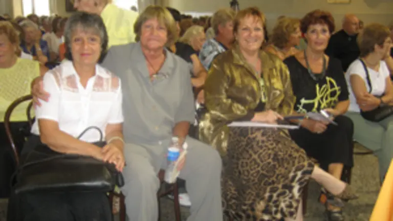  Las disertantes, junto a la organizadora del evento en un momento del acto.