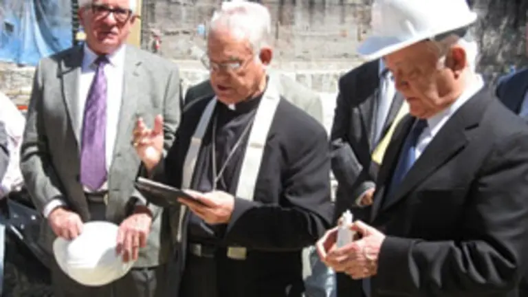  El leonés monseñor David Arias Pérez, obispo de New Jersey, bendijo la obra.