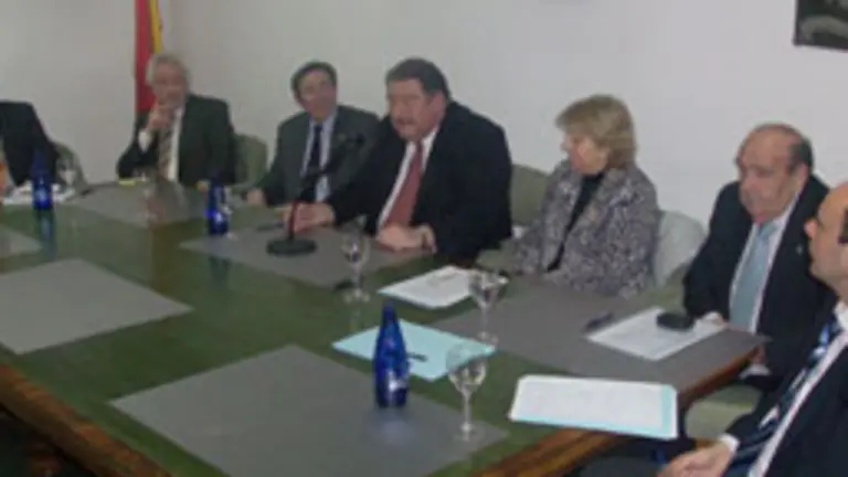  La mesa presidencial con todos los participantes en el acto homenaje.