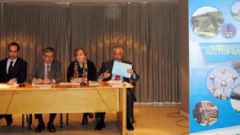  De izquierda a derecha, Miguel Vallina, Jos&eacute; Antonio Lago, Rosa Aza y Javier Carbajo, en la charla-coloquio.