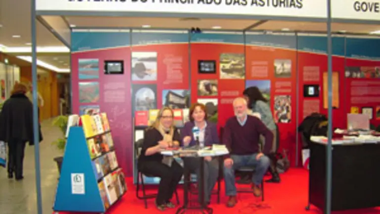  Marta Magad&aacute;n, Consuelo Vega y Roberto Gonz&aacute;lez-Quevedo, en &lsquo;Expolingua Portugal&rsquo;.