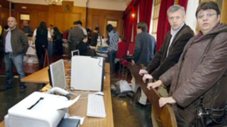 Marisol Soneira y Alfonso Rueda, durante el recuento de ayer en Ourense.