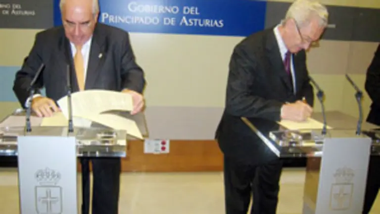  Vicente &Aacute;lvarez Areces y Jos&eacute; Antonio Nespral, en la firma del anterior acuerdo de prestaciones sanitarias.