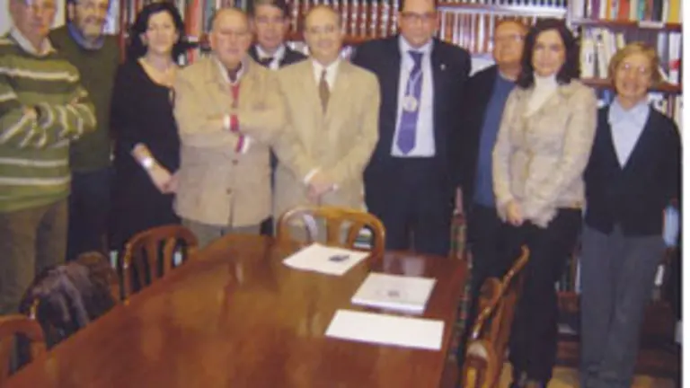  El nuevo vocal, junto al resto de la Junta Directiva del Centro.