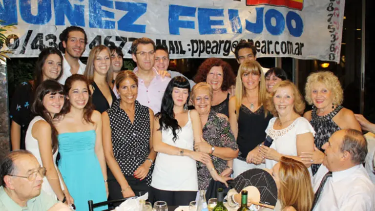  Alberto N&uacute;&ntilde;ez Feij&oacute;o, con algunos de los asistentes a la cena. 