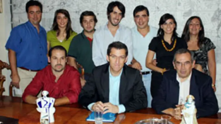  El presidente electo de Galicia, con los j&oacute;venes del PP en Uruguay.