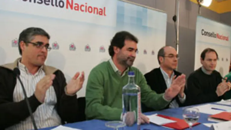  Anxo Quintana recibe los aplausos del resto de la Ejecutiva tras anunciar la dimisi&oacute;n.