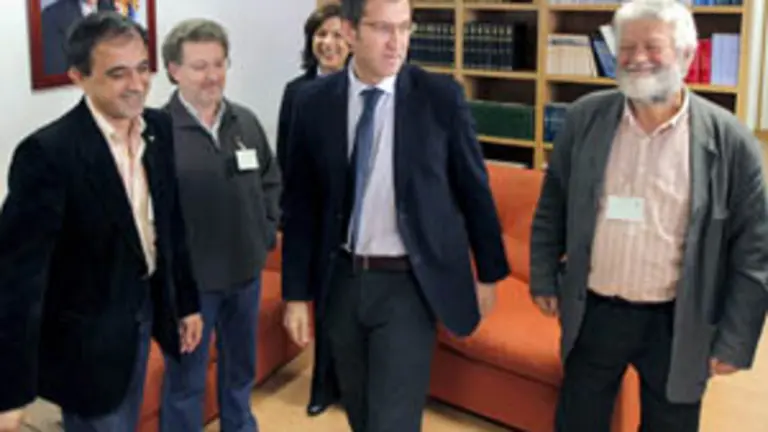  Alberto N&uacute;&ntilde;ez Feij&oacute;o, con los representantes sindicales.