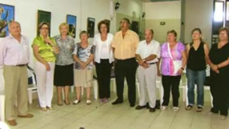  Un grupo de asistentes al acto, entonando los himnos argentino y español.