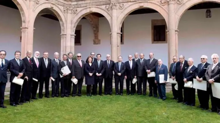  Los representantes de las 20 Academias posan junto al rector José Ramón Alonso y la consejera de Cultura, María José Salgueiro, tras recibir el premio más importante para los hispanistas.