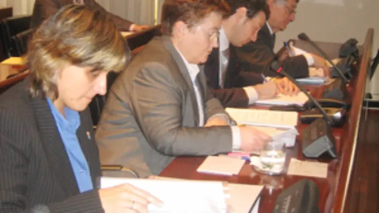  Ordiz -en el centro-, en su comparecencia en la Comisi&oacute;n del Parlamento.