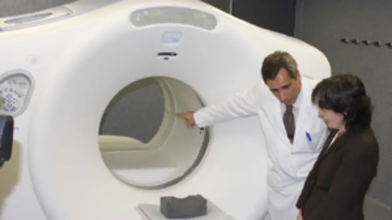  Mar&iacute;a Jos&eacute; Rubio se interesa por el funcionamiento del primer PET-TC de la sanidad p&uacute;blica gallega.