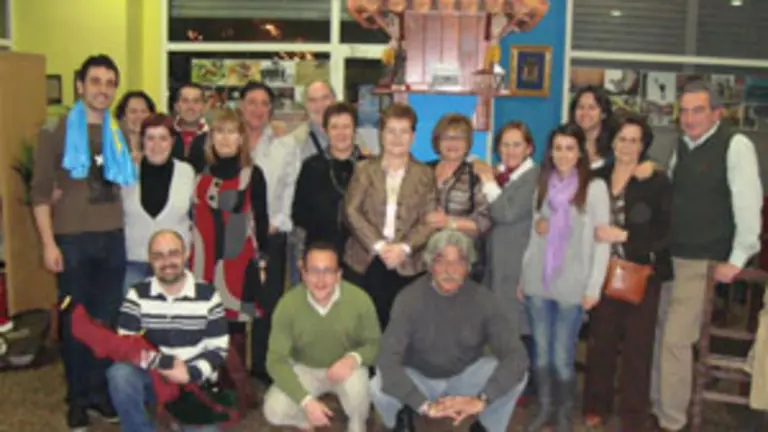  Teresa Ordiz &ndash;en el centro de la imagen&ndash;, con miembros de la Casa de Asturias de Valencia.