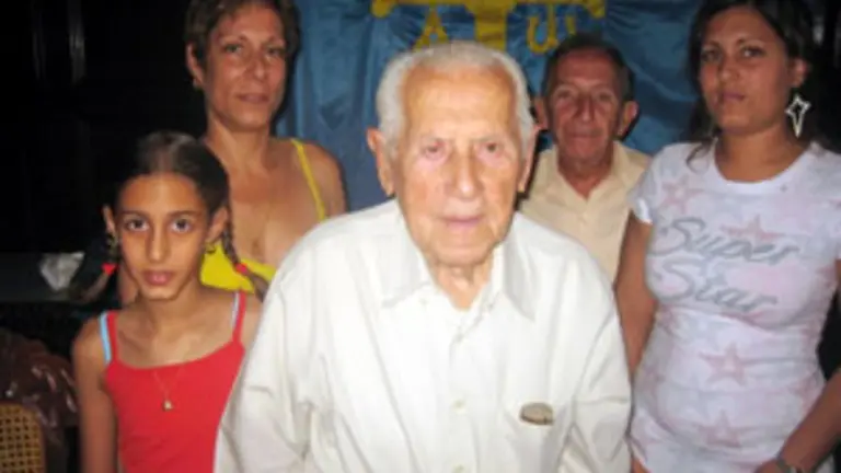  Constantino D&iacute;az Luces recibi&oacute; el cari&ntilde;o de sus familiares, amigos y de los directivos asturianos en Cuba.