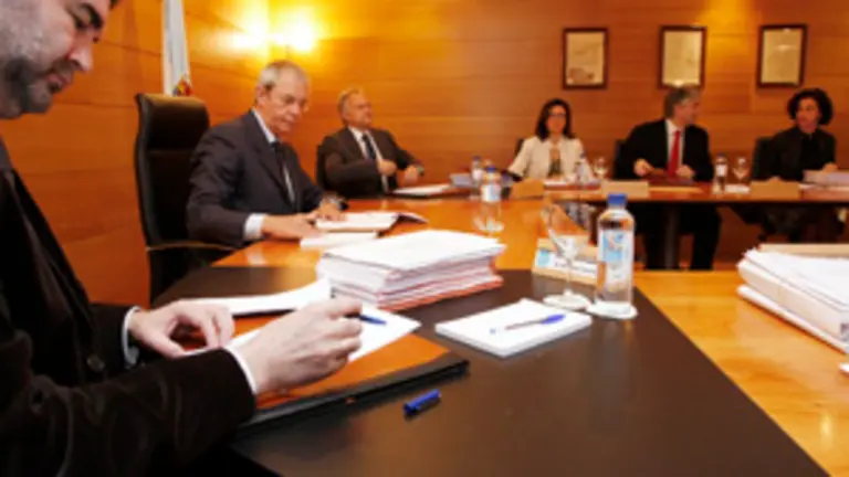  Anxo Quintana &ndash;en primer t&eacute;rmino&ndash;, seguido de P&eacute;rez Touri&ntilde;o, en el Consello de la Xunta de la pasada semana.