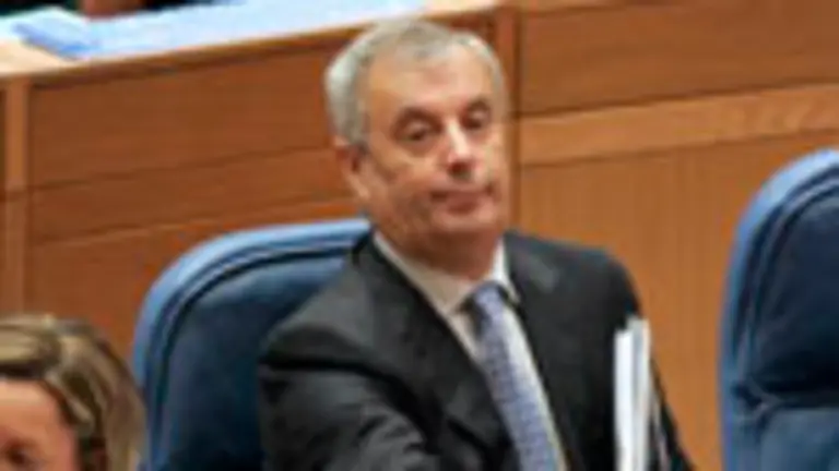  Manuel V&aacute;zquez, durante una sesi&oacute;n en el Parlamento gallego.