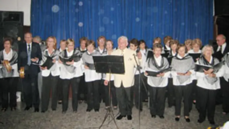  El coro del Centro Valle Mi&ntilde;or actu&oacute; en el acto conmemorativo.