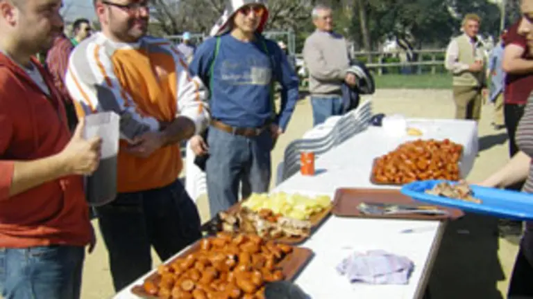  Churrasco, cachola, chourizos, filloas e cachelos compuxeron o men&uacute;, ao que se engadiu unha cunca de vi&ntilde;o.
