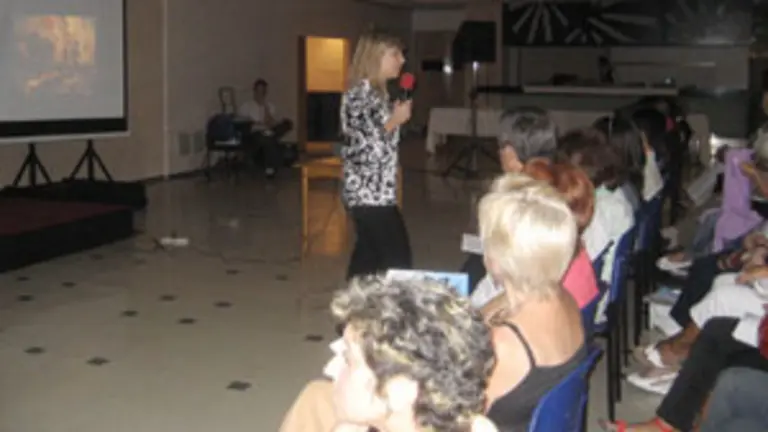  Ver&oacute;nica G&oacute;mez se dirige a los asistentes a la conferencia sobre la mujer en la historia del arte.