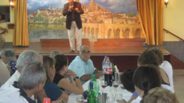  Un momento de los anuncios de la institución durante el almuerzo.