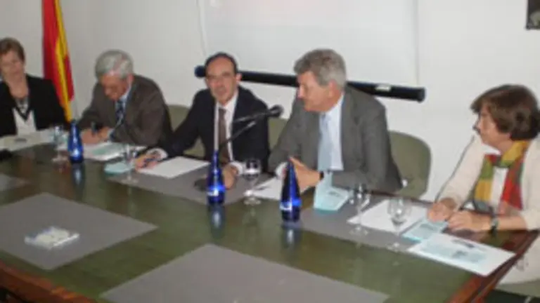  Jesús Posada –segundo por la derecha–, durante el acto