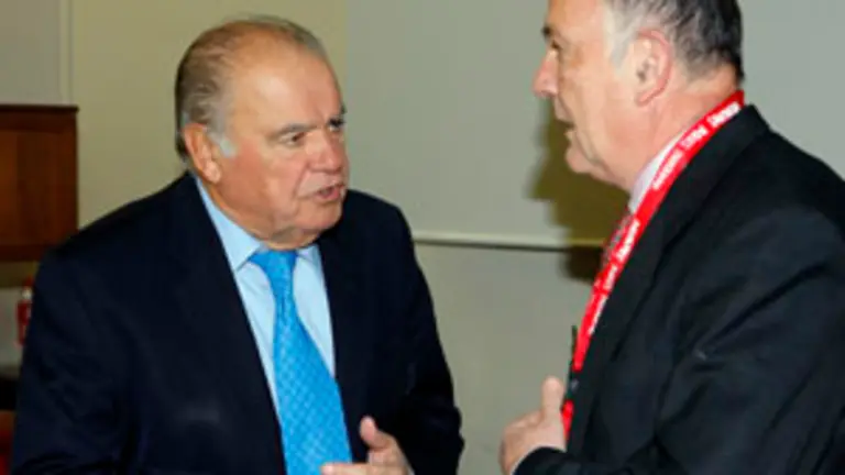  El secretario general Iberoamericano, Enrique V. Iglesias –a la izda.–, con el vicerrector Manuel Alcántara Sáez.