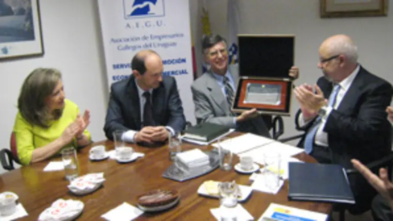  Louz&aacute;n entreg&oacute; una placa a Antelo. 