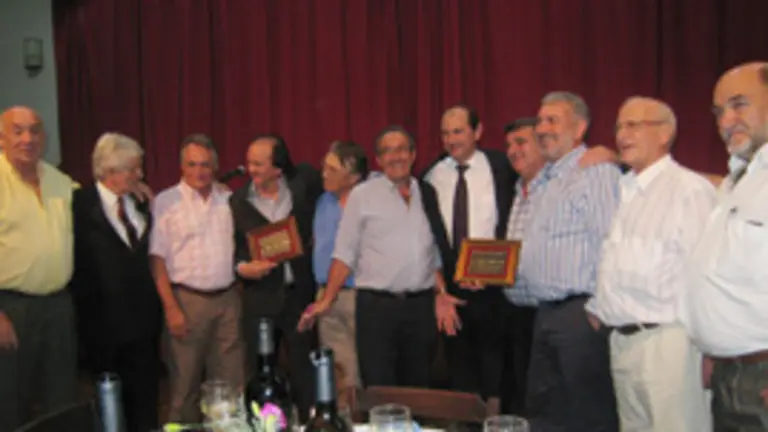 Rafael Louz&aacute;n y Jos&eacute; Luis Alfonso muestran sus plaquetas junto a pontevedreses.