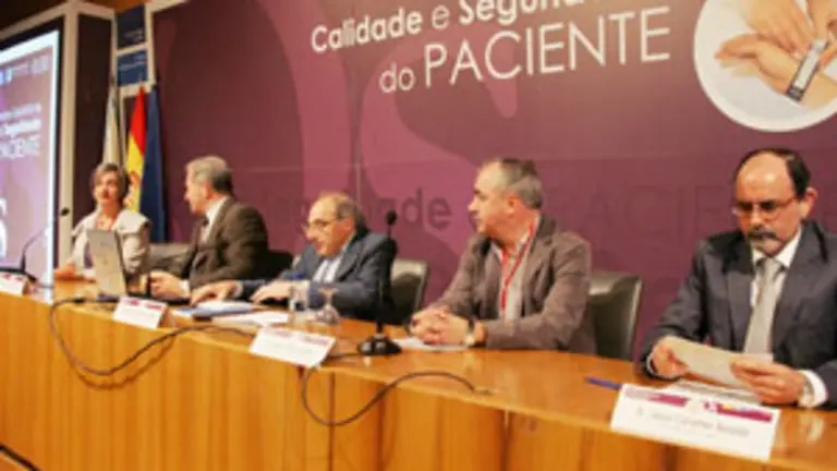  Cayetano Rodr&iacute;guez -en el centro- durante la inauguraci&oacute;n.