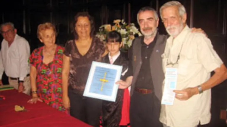 Vallador, con miembros de la Federaci&oacute;n en Cuba.