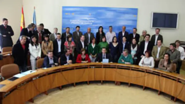  El l&iacute;der del PPdeG posa junto al resto de sus compa&ntilde;eros en el grupo parlamentario de esta legislatura.