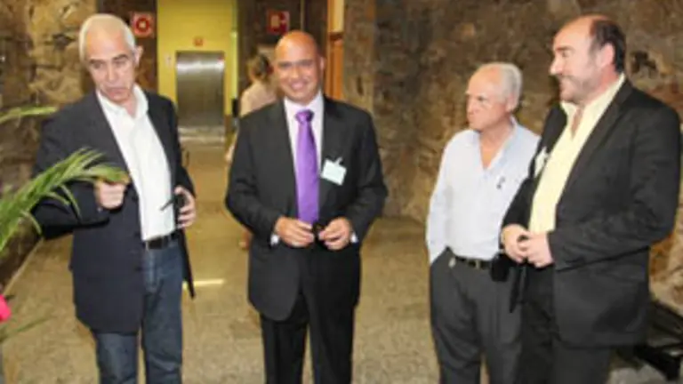  Couto -segundo por la izda.-, en el Parlamento gallego.