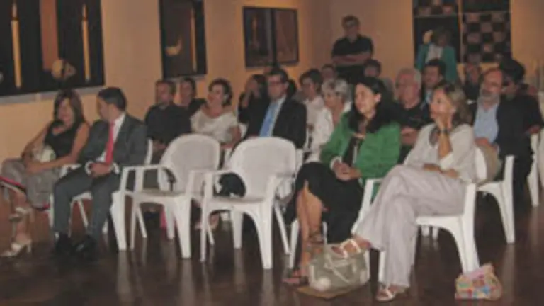  Un momento de la inauguraci&oacute;n. A la derecha, la embajadora de Espa&ntilde;a, Aurora D&iacute;az Rato.