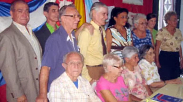  Jos&eacute; Garc&iacute;a &ndash;a la izda.&ndash;, junto al resto de la Junta Directiva de A Golada y As Pontes.