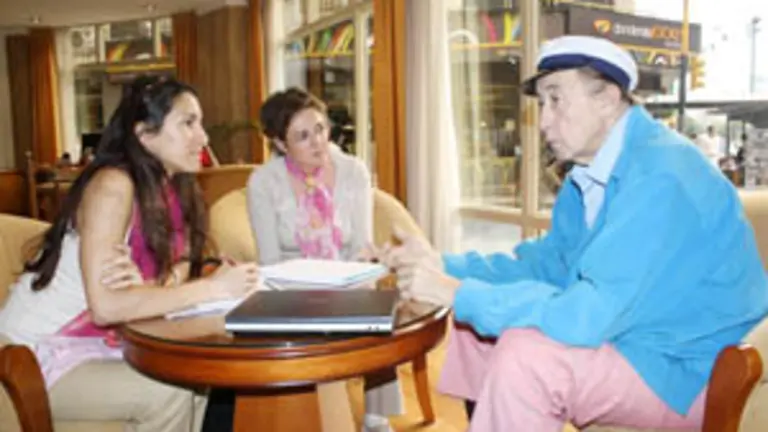  Las dos corresponsales de &lsquo;Galicia en el Mundo&rsquo; en Argentina charlan con Luis Aguil&eacute;.