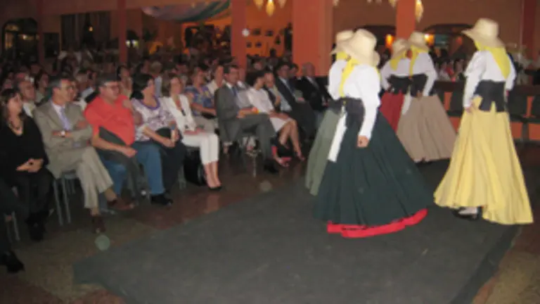  Elsa Casas, Guillermina Hernández y Miguel Ángel Machín observan al grupo de baile.