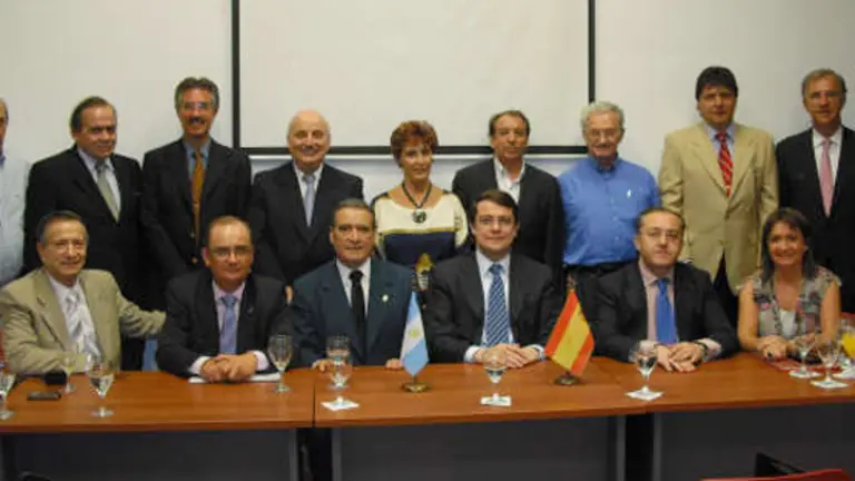 Mañueco y Colsa, durante la reunión con la Comisión del Bicentenario de la Independencia de Argentina. 