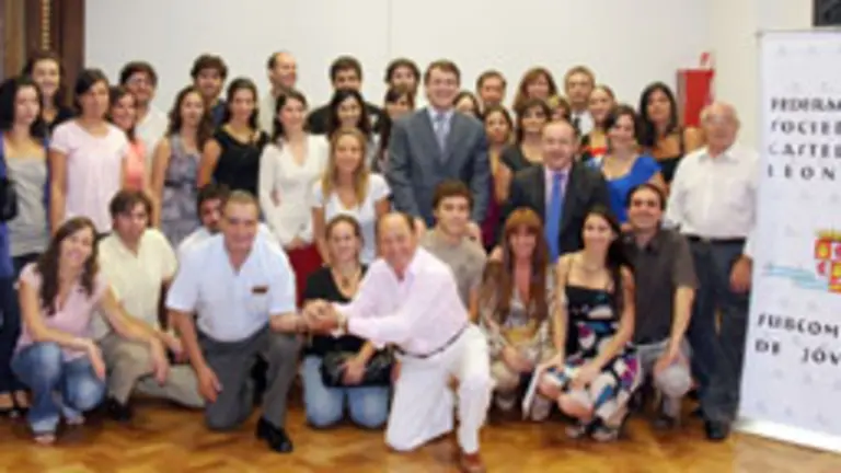  Los dirigentes de la Junta posan con los miembros de la Subcomisión de Jóvenes.