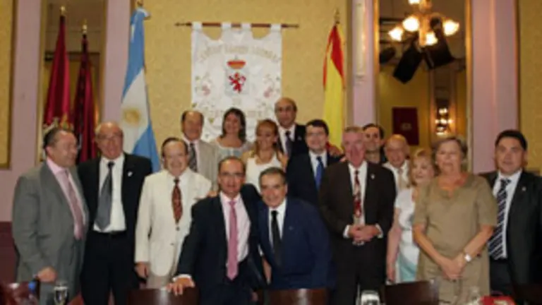  Mañueco, Colsa y el cónsul general de España posan con dirigentes de la colectividad.