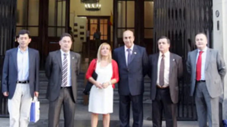  Isabel Carrasco y los diputados que le acompañan en el viaje posan ante la sede del Centro Región Leonesa.