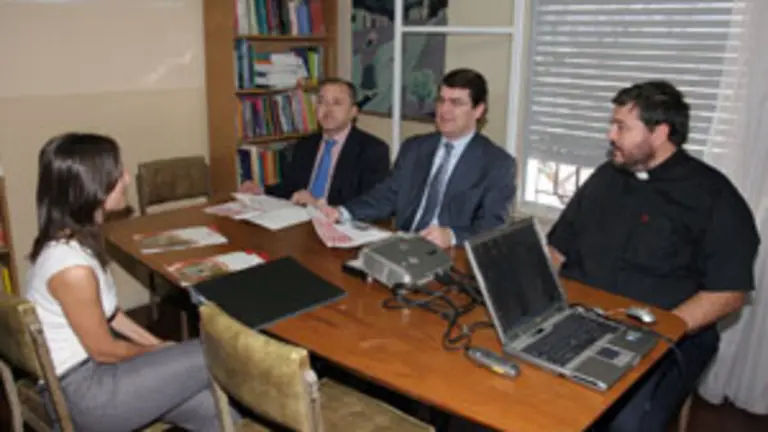  Mañueco y Colsa con los responsables de la Fundación.