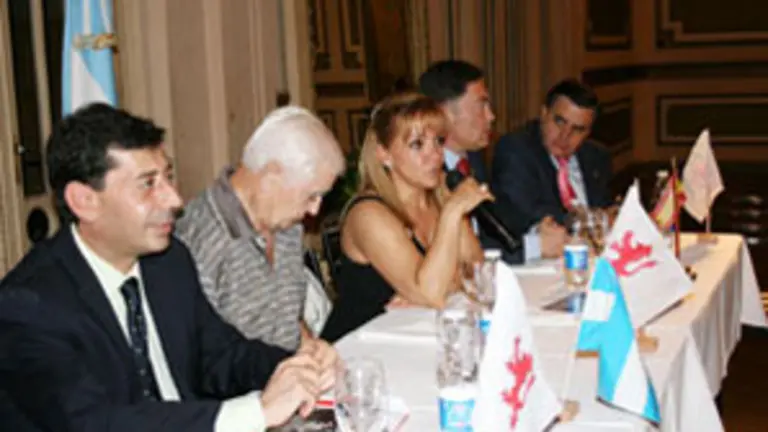 Carrasco con el presidente del Centro Castilla, Segundo García, y por los diputados leoneses Jaime González, Marcos Martínez y Lázaro García.