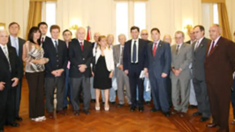 Carrasco y Lifschitz posan para la foto, acompañados por los demás participantes de la reunión en la Casa de Gobierno.