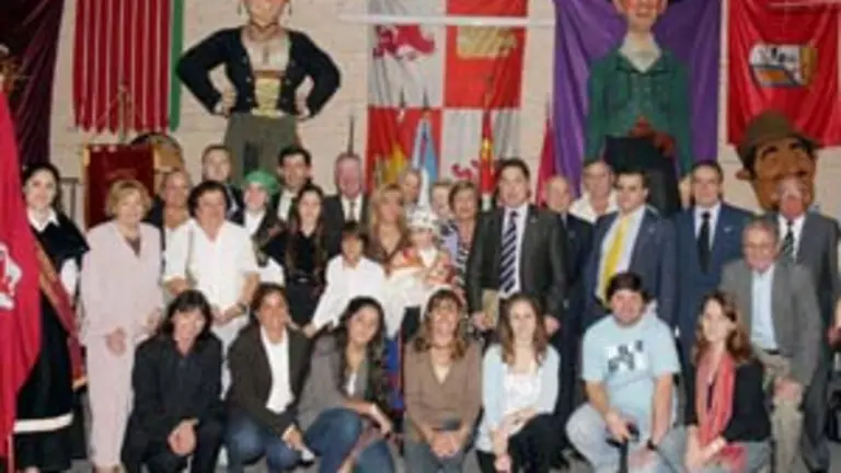 La presidenta de la Diputación posa con algunos de los socios del Centro Castellano Leonés.