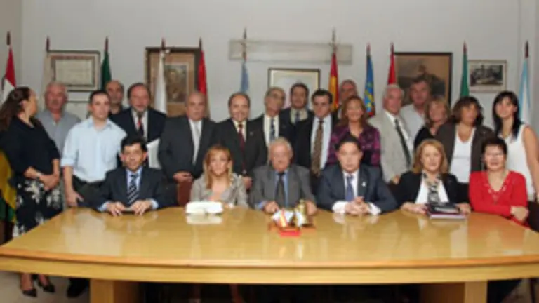  La comitiva de León posa con los miembros de la Federación de Sociedades Españolas en Bahía Blanca.