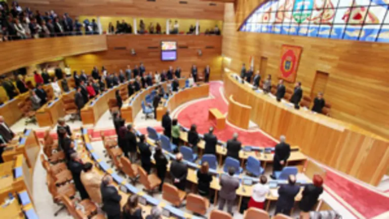  Los parlamentarios escuchan el himno de Galicia. 