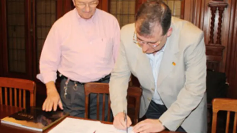  Jos&eacute; Antonio Nespral y Sim&oacute;n Guardado, durante la firma del acuerdo de colaboraci&oacute;n.