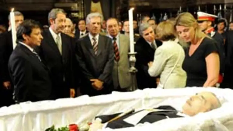  Pol&iacute;ticos, diplom&aacute;ticos, personalidades de todos los &aacute;mbitos visitaron la capilla ardiente.