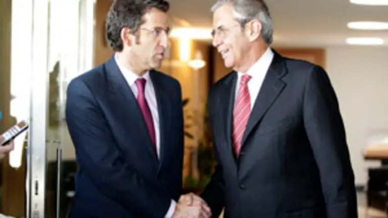  N&uacute;&ntilde;ez Feij&oacute;o y Perez Touri&ntilde;o se estrechan la mano durante la reuni&oacute;n que mantuvieron la pasada semana.