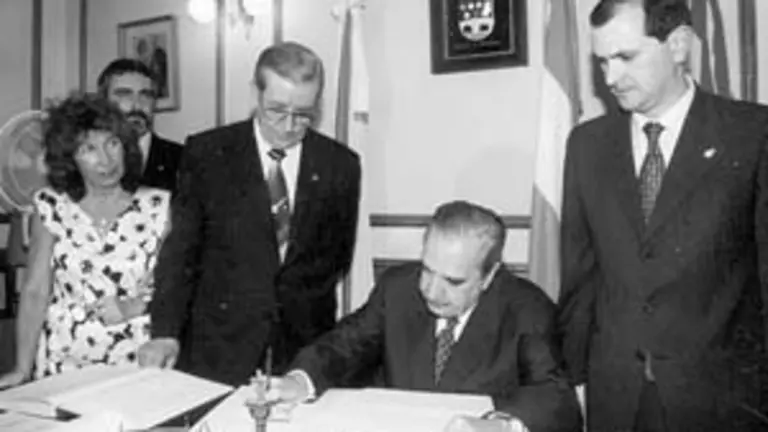  Alfons&iacute;n firma en el libro de oro del Hogar de Ribadumia en 1999, junto al hoy presidente de la Diputaci&oacute;n, Rafael Louz&aacute;n.